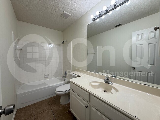 Building Photo - 1206 Hyde Park Dr