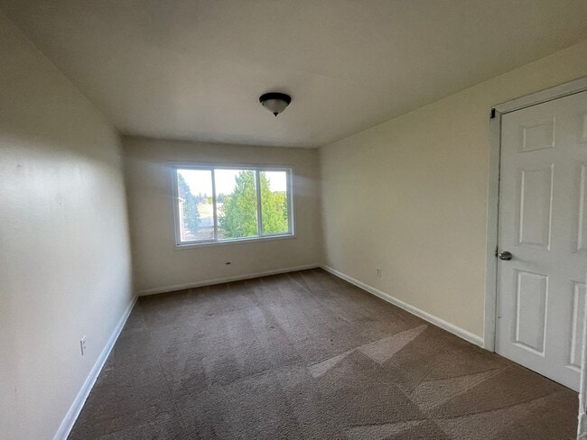 Building Photo - 3414-3418 SE Vineyard Rd Milwaukie, OR 97267