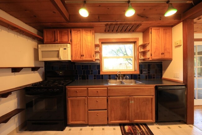 Building Photo - 3946 L K Wood Ct
