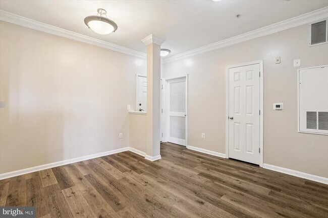 Building Photo - 4860 Eisenhower Ave