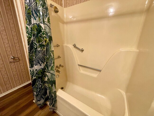 Building Photo - 3/2 on 5 Acres!