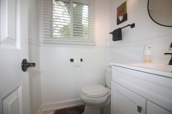 Building Photo - 1624 Greenwood Rd