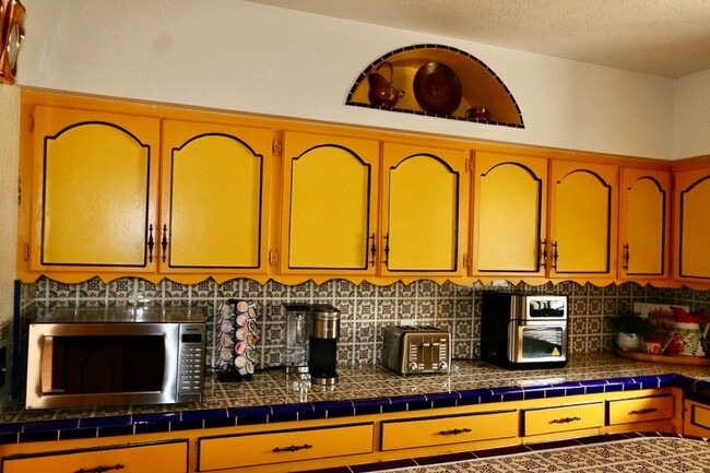 Building Photo - Garcia House: Fully Furnished, Wonderful Hot Tub, Spacious Fenced Outdoor Area, Pet-Friendly too!