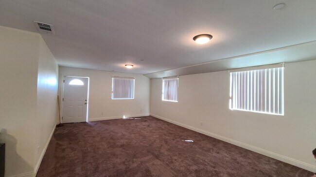 Building Photo - 812 E 76th Pl