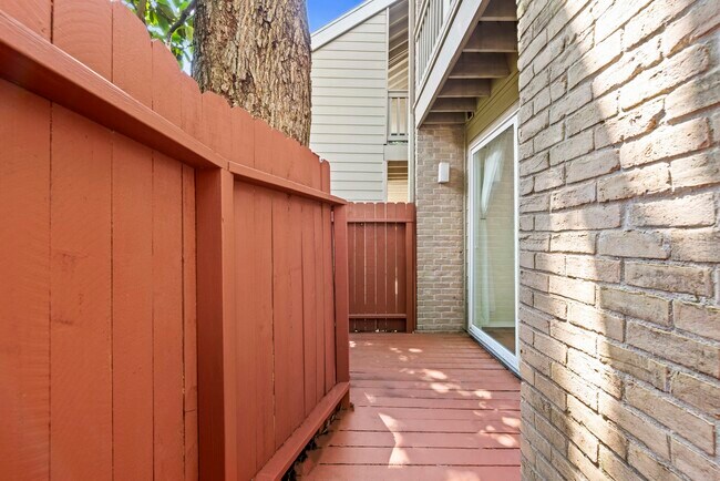 Building Photo - 2100 Tanglewilde St