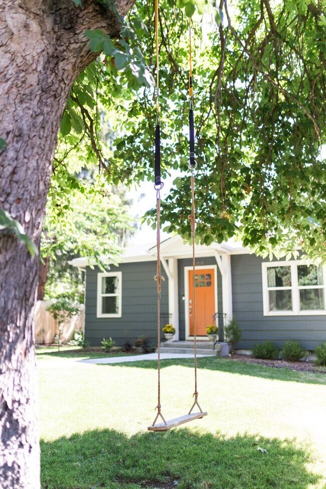 Building Photo - Cozy 2-Bedroom Retreat in North End Boise: Fantastic Location with Elegant Upgrades