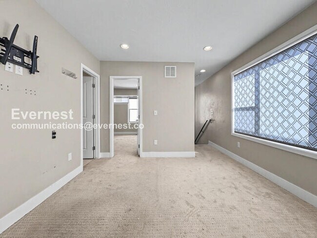Building Photo - 3 Bed, 3.5 Bath Townhouse with Garage