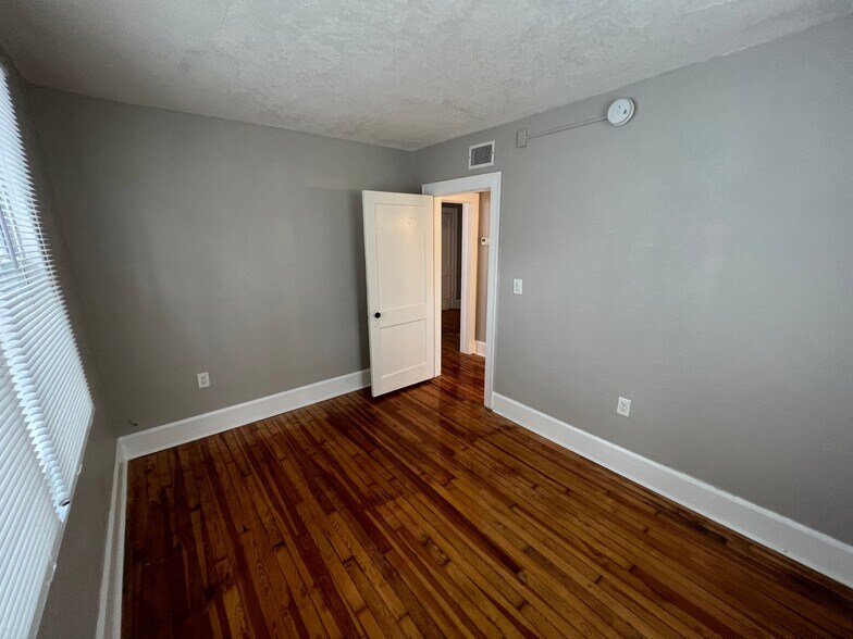 Building Photo - 1 Bed/1 Bath - Unit 5