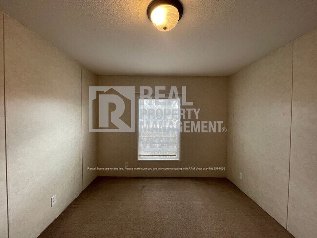 Building Photo - 1556 Flanagan Dr