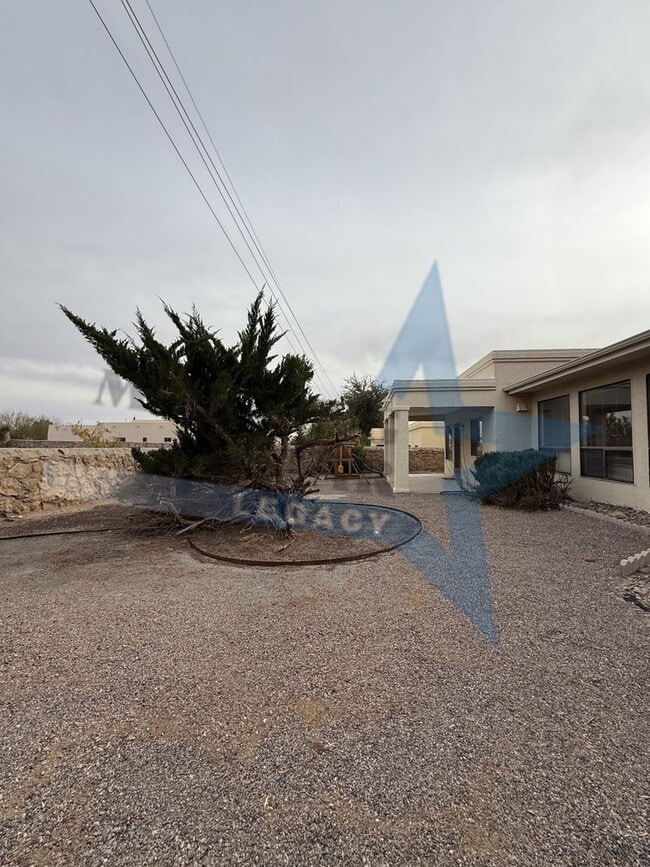 Building Photo - Move-in Special! Charming Home with Mountain Views!