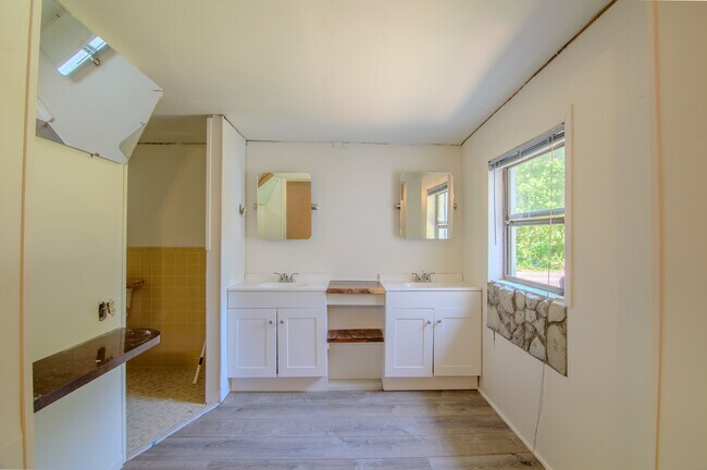 master bath - 508 NW 9th St