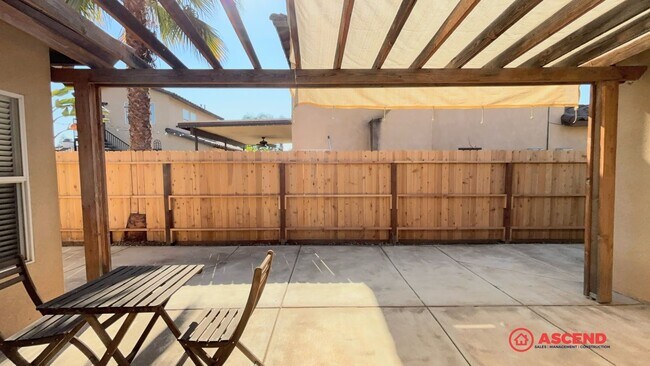 Building Photo - Stunning 3 Bedroom Home In Rosedale!