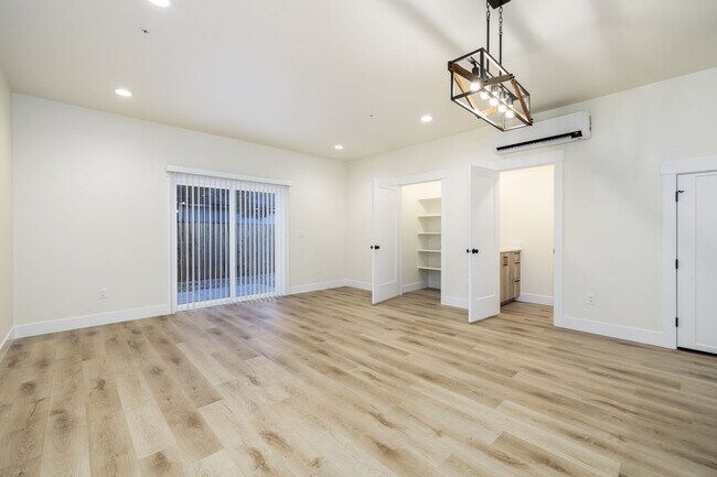 Building Photo - Nearly Brand Bew 3+2 apartment with parking!