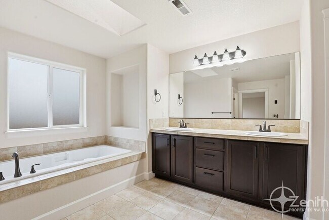 Building Photo - 15205 NE 102nd Way