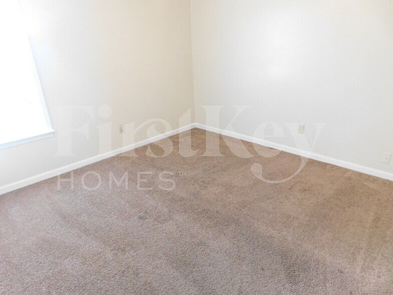 Building Photo - 2428 Green Glen Dr