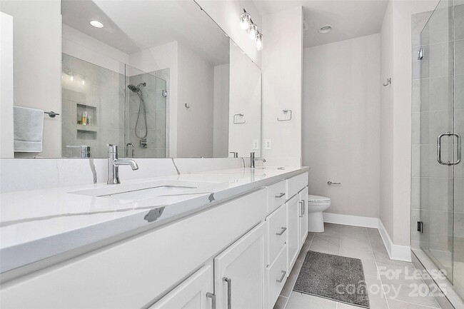 Building Photo - 338 E Cama St