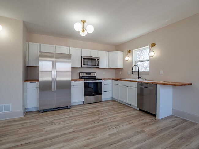 Building Photo - 922