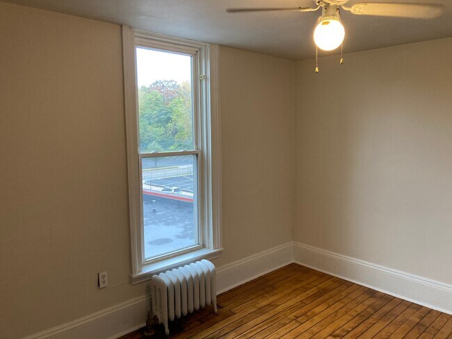 Building Photo - 1517 Plainfield Ave NE