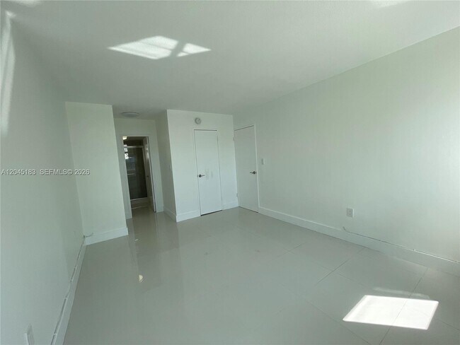Building Photo - 220 Kings Point Dr
