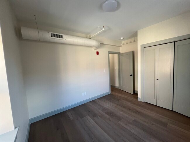 Building Photo - 160 Seabury St