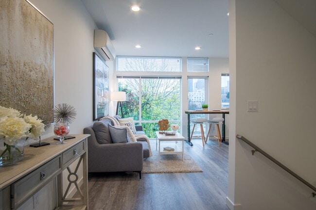 Building Photo - Modern 3BR/3BA Townhouse with Rooftop Views in Yesler Terrace