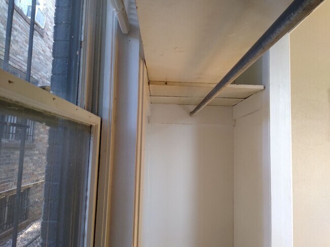 Building Photo - Charming Cap Hill 1 Bedroom w/ Claw Foot Tub