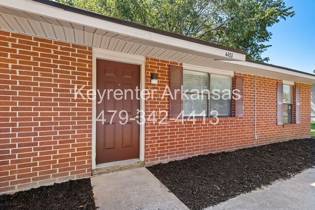 Building Photo - Newly Renovated Duplex in West Fayetteville!