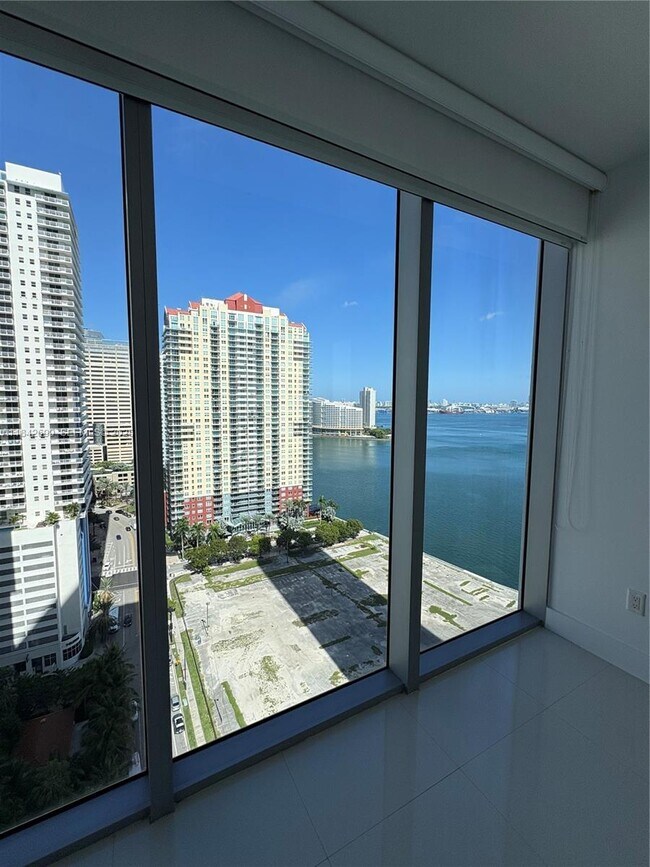 Building Photo - 1300 Brickell Bay Dr