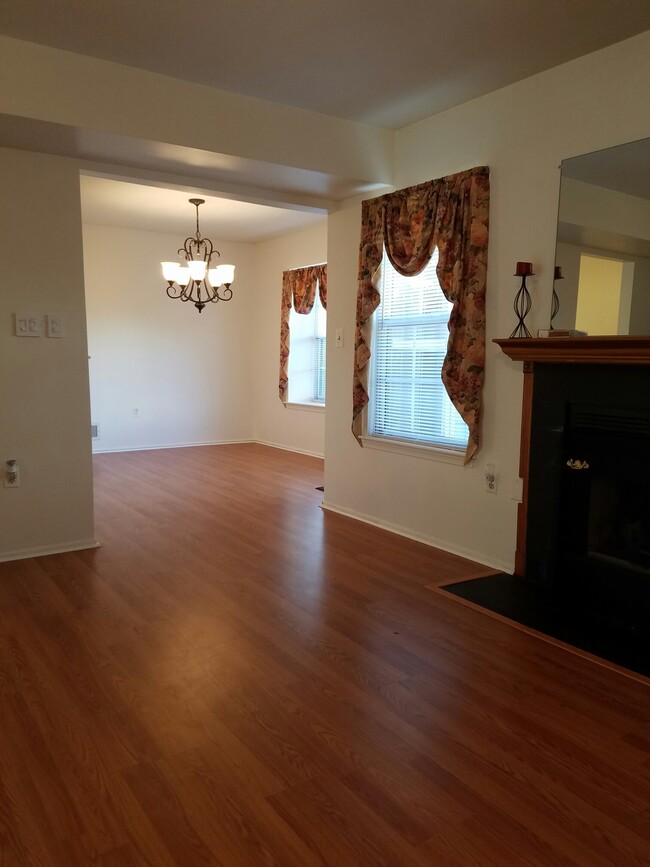 Dining Room - 192 Jonathan Pl