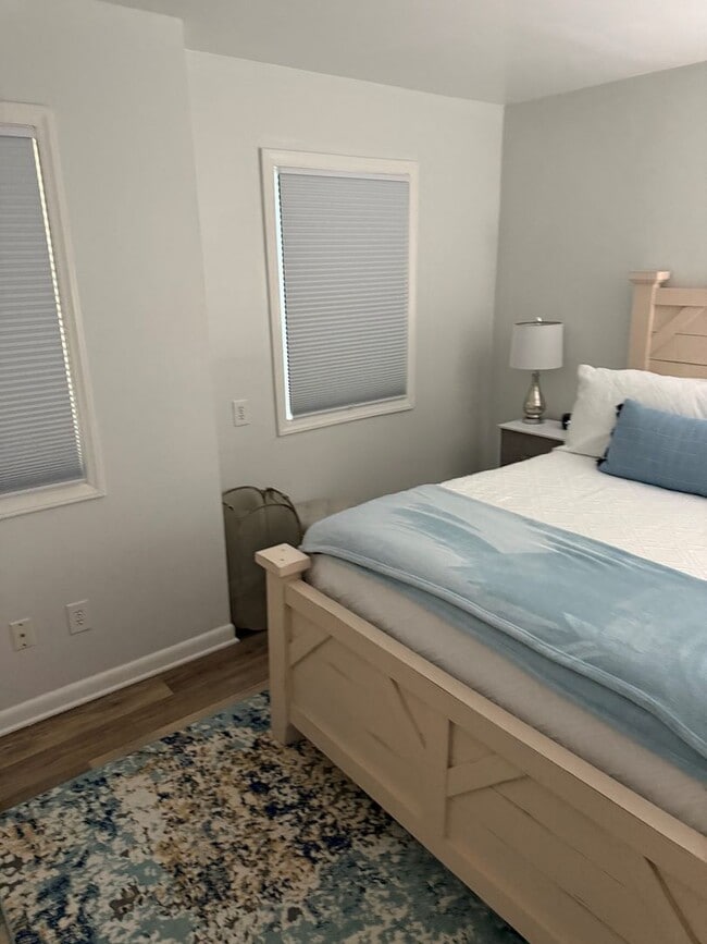 Building Photo - Renovated 3br in Chancellor Square, 2 blocks to Franklin St., walk to campus!