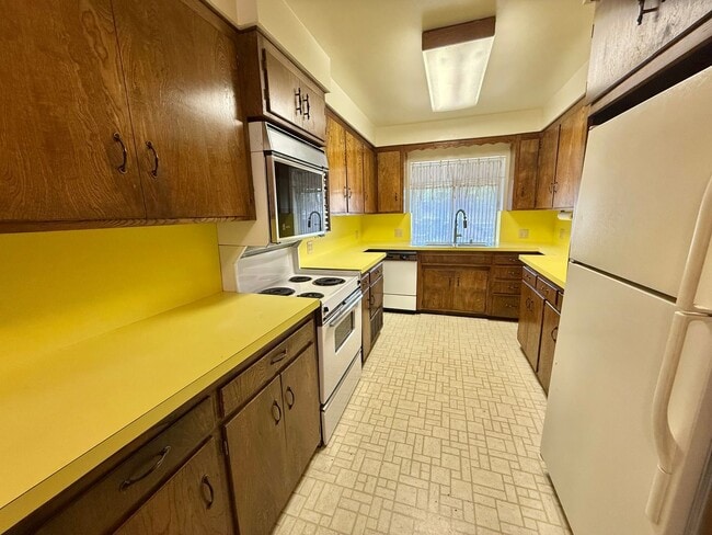 Building Photo - Los Gatos - Inviting Los Gatos Home with Classic Charm & Entertainer’s Backyard