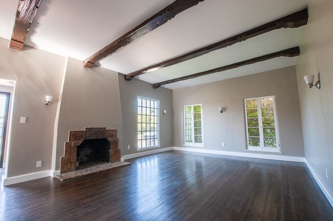 Building Photo - Amazing 3 bed 2.5 bath single family house...