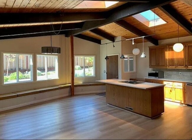 Building Photo - Beautiful 4 Bedroom Home in Santa Cruz