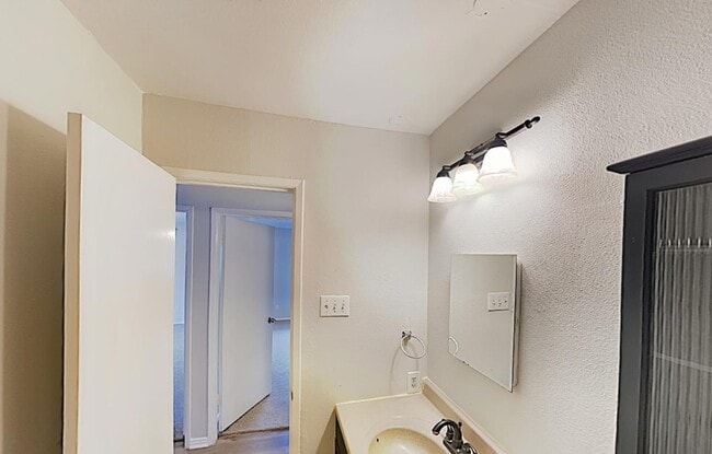 Building Photo - MOVE IN READY