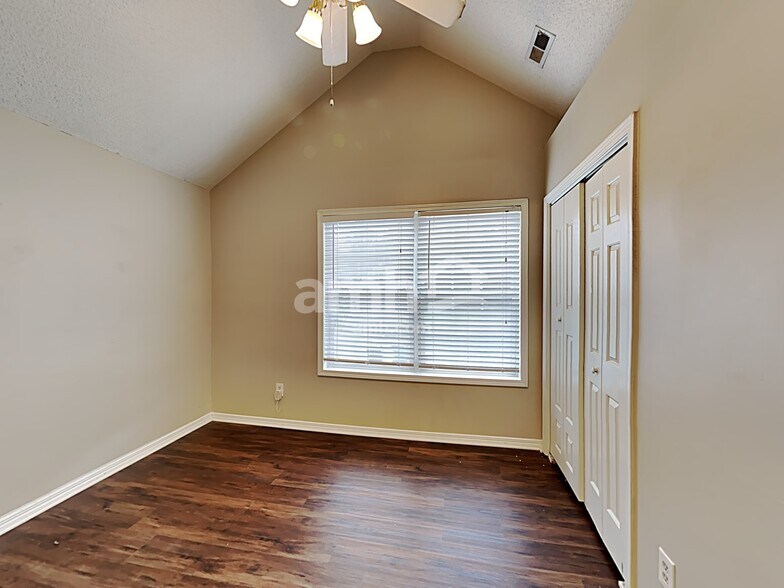 Building Photo - 611 Waterford Ln
