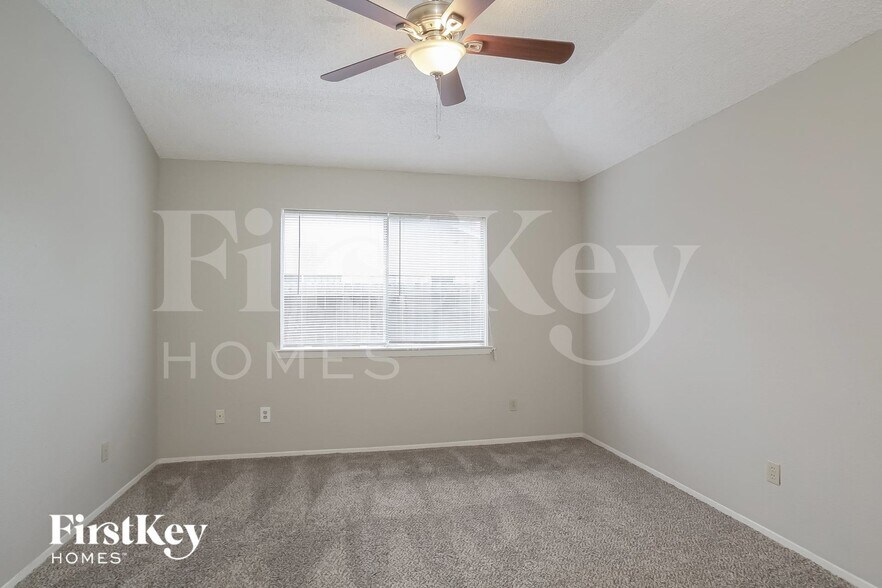 Building Photo - 16411 N Cross Dr