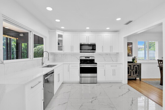 Building Photo - 798 E Boca Raton Rd