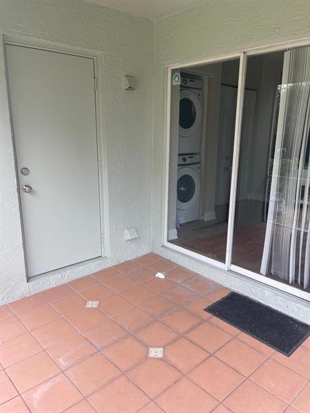 Building Photo - 8021 Sanibel Dr