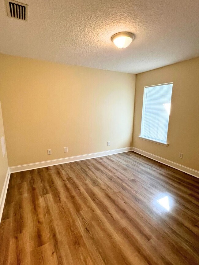 Building Photo - Updated 3/2 close to I95