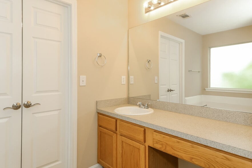 Building Photo - 465 Aristocrat Dr SW