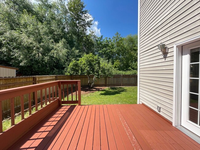 Building Photo - SE Home 3Bd/2.5Ba Home Close to the Willamette River off McLoughlin Blvd. 2 Car Garage and Washer...