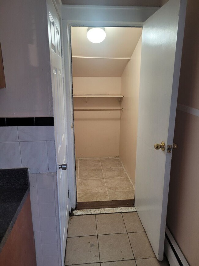 Building Photo - 24 Valley St