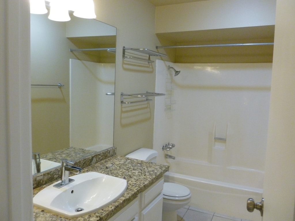 Building Photo - 700 Fernwood Ln