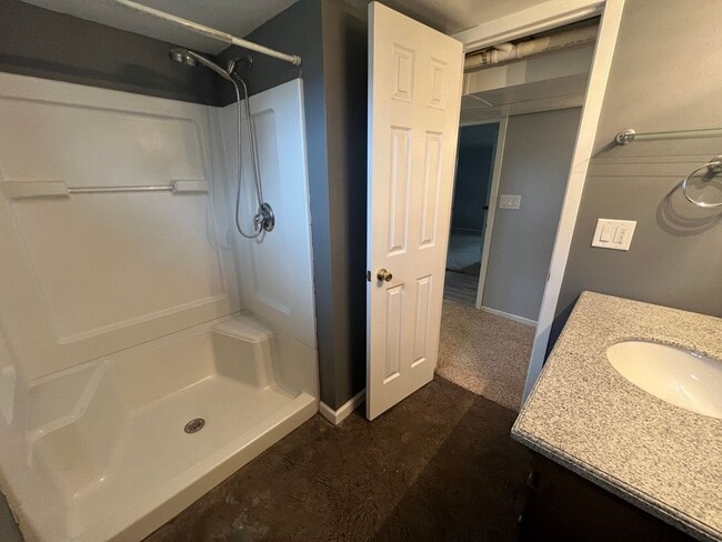 Building Photo - Spacious 4 Bedroom, 2 Bathroom Home on the...