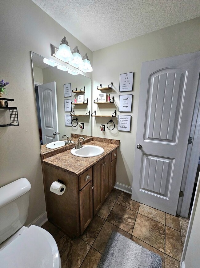 Building Photo - Spacious 5-Bedroom, 3-Bathroom Home for Re...