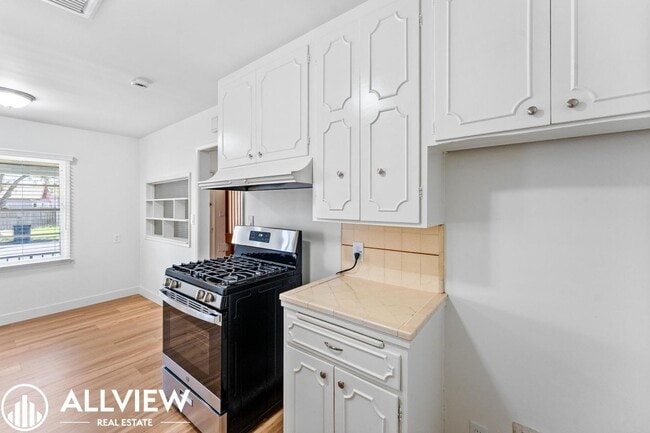 Building Photo - Stylishly Renovated Santa Ana Gem – 4-Bedr...