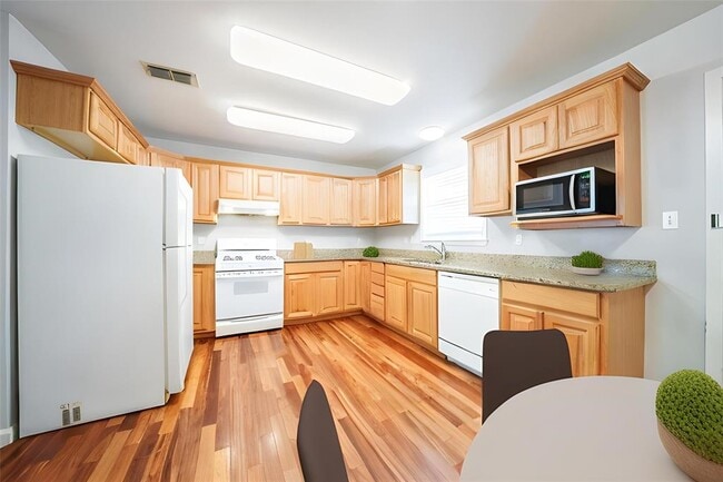 Building Photo - 1403 Broadmoor Dr
