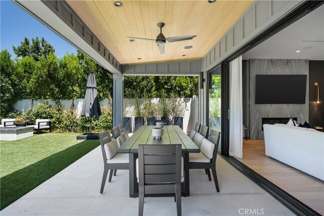 Building Photo - 17631 Tarzana St