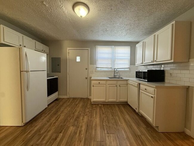 Building Photo - Cottage Style Home Super Close to Downtown!