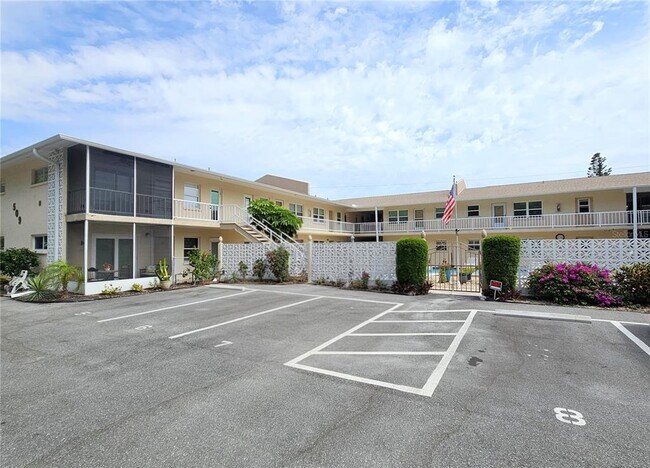 Building Photo - 509 W Venice Ave